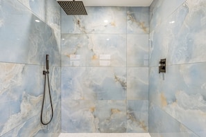 Free toiletries, hair dryer, towels - 5 Mi to Downtown St Pete: Private Oasis w/ Yard (St. Petersburg)