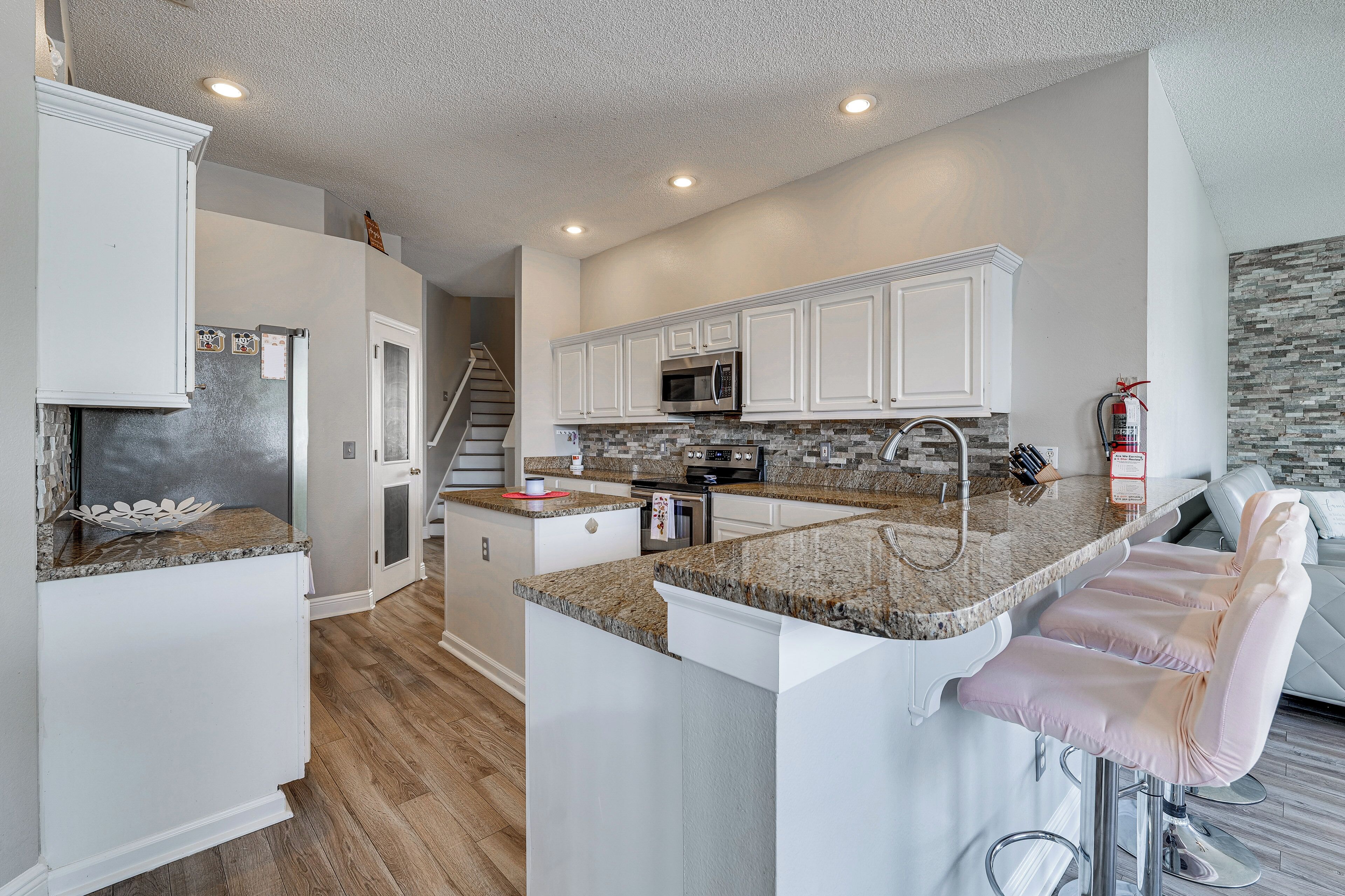 Fridge, microwave, stovetop, dishwasher