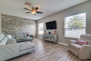 TV - Group-Ready Theme Park Hub w/ Pool in Davenport (Davenport)