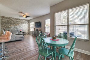 Dining - Group-Ready Theme Park Hub w/ Pool in Davenport (Davenport)