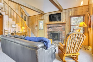 TV, books - Private Lakefront & Boat Launch! Maine Family Home (Greenwood)