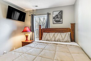 4 bedrooms, desk, iron/ironing board, Internet - 9 Mi to Dtwn Indy: Suburban Group Retreat w/ Yard (Indianapolis)