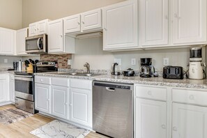 Fridge, microwave, stovetop, dishwasher