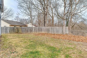 Property grounds - 9 Mi to Dtwn Indy: Suburban Group Retreat w/ Yard (Indianapolis)