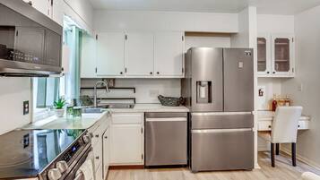 Fridge, microwave, stovetop, dishwasher