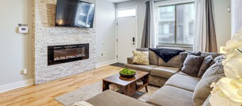 Modern Philly Oasis w/ Rooftop Deck & Game Lounge