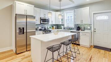 Fridge, microwave, stovetop, dishwasher