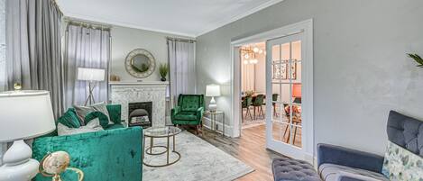 Televisión y chimenea