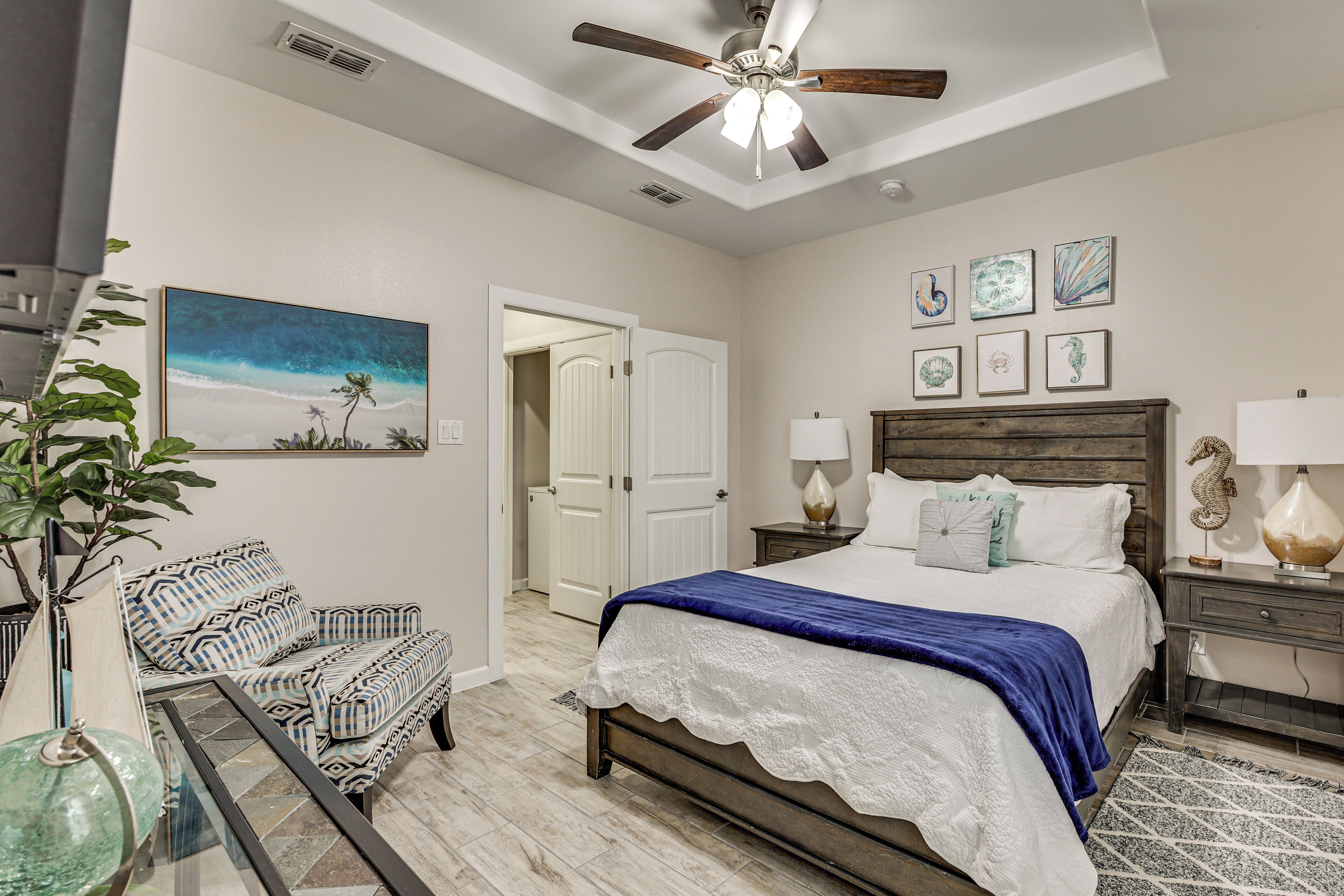 1 chambre, bureau, fer et planche à repasser, lit parapluie