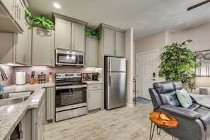 Réfrigérateur, four à micro-ondes, surface de cuisson, cafetière-théière