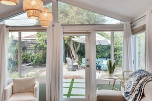 Televisión y chimenea 