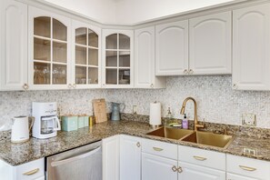 Cafetera y tetera, utensilios de cocina y comedor 