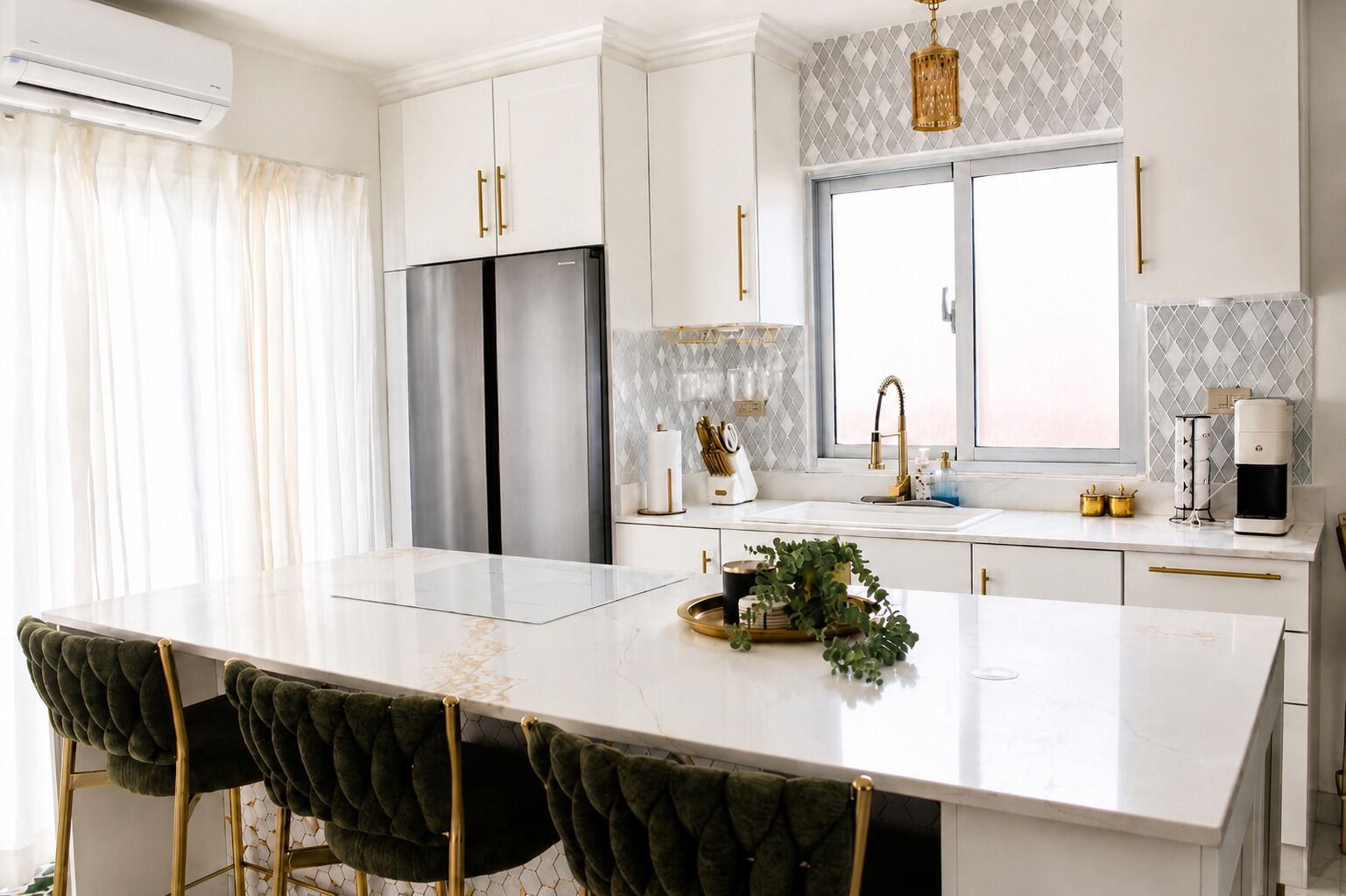 Geladeira, micro-ondas, fogão, cooktop