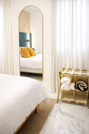 Een strijkplank/strijkijzer, wifi, beddengoed