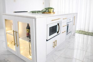 Een koelkast, een magnetron, een oven, een kookplaat