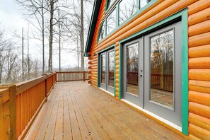 Terrace/patio - 11 Mi to Great Smoky Mountains NP: Modern Cabin (Whittier)