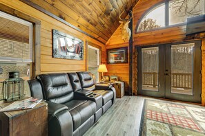 Interior - 11 Mi to Great Smoky Mountains NP: Modern Cabin (Whittier)