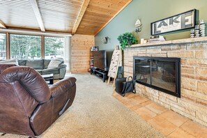 Televisio, pöytätennispöytä, kirjoja