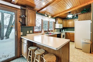 Jääkaappi, mikroaaltouuni, liesi, astianpesukone