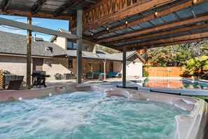 Terrace/patio - Off the Hook- 5BR w/Pool, Fire pit & Game Room (San Antonio)