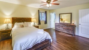 4 bedrooms, desk, WiFi, bed sheets
