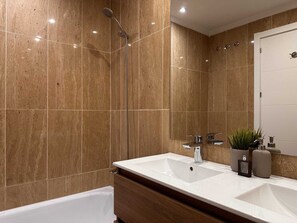 Shower, hair dryer, towels, soap - Golf & Comfort: Luxury apartment in Los Alcázares (Los Alcázares)