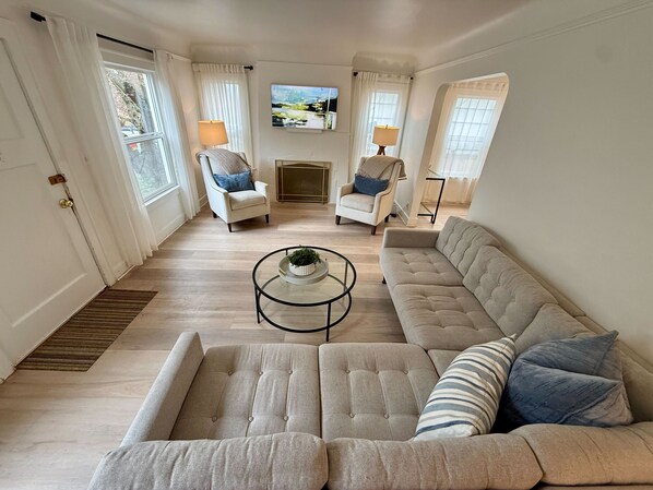 Smart TV - 3-bedroom house with AC. Walk to light rail. Next to U-village. With Backyard. (Seattle)