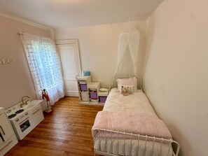 3 bedrooms, free WiFi, bed sheets - 3-bedroom house with AC. Walk to light rail. Next to U-village. With Backyard. (Seattle)