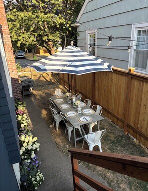Outdoor dining - 3-bedroom house with AC. Walk to light rail. Next to U-village. With Backyard. (Seattle)