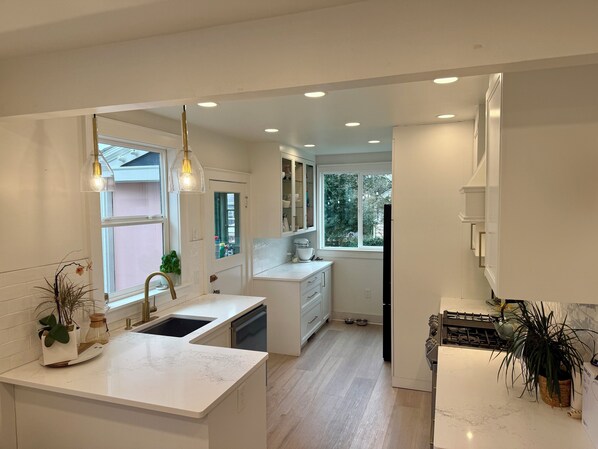 Fridge, microwave, oven, stovetop - 3-bedroom house with AC. Walk to light rail. Next to U-village. With Backyard. (Seattle)