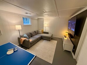 Smart TV - 3-bedroom house with AC. Walk to light rail. Next to U-village. With Backyard. (Seattle)