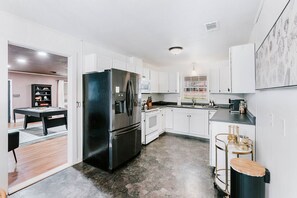 Fridge, microwave, oven, stovetop - Spacious 3BR, 2BA Statesboro home with game room  - Mins to GSU and Downtown (Statesboro)