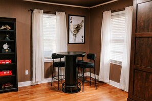 Dining - Spacious 3BR, 2BA Statesboro home with game room  - Mins to GSU and Downtown (Statesboro)