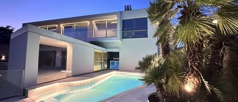 حمّام سباحة خارجي