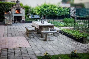 Outdoor dining - Villa Bilor Luxe by MMega (Subbiano)