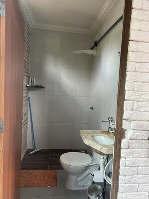 Dusche, Haartrockner, Bidet, Handtücher