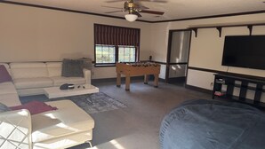 Living area - Enjoyable 4-bedroom house with AC in charming Mint Hill (Mint Hill)