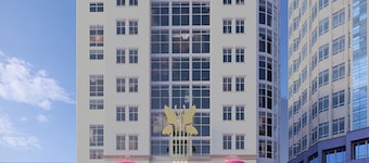 Dolly Parton's SongTeller Hotel