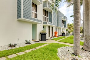 Exterior - Steps to the Beach on Singer Island (West Palm Beach)