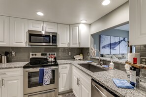 Fridge, microwave, oven, stovetop - Steps to the Beach on Singer Island (West Palm Beach)