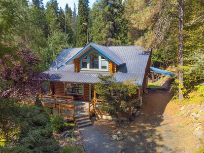 RiverView Lodge Saltwater Hot Tub and Starlink