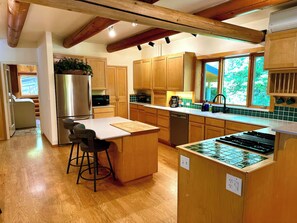 Private kitchen - RiverView Lodge Saltwater Hot Tub and Starlink (Kooskia)