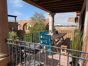 Departamento Deluxe, patio, vista al jardín | Restaurante al aire libre