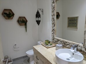 Departamento Deluxe, patio, vista al jardín | Baño