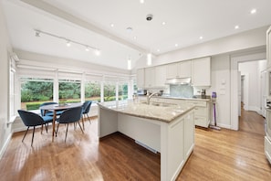 Jääkaappi, mikroaaltouuni, uuni, liesi