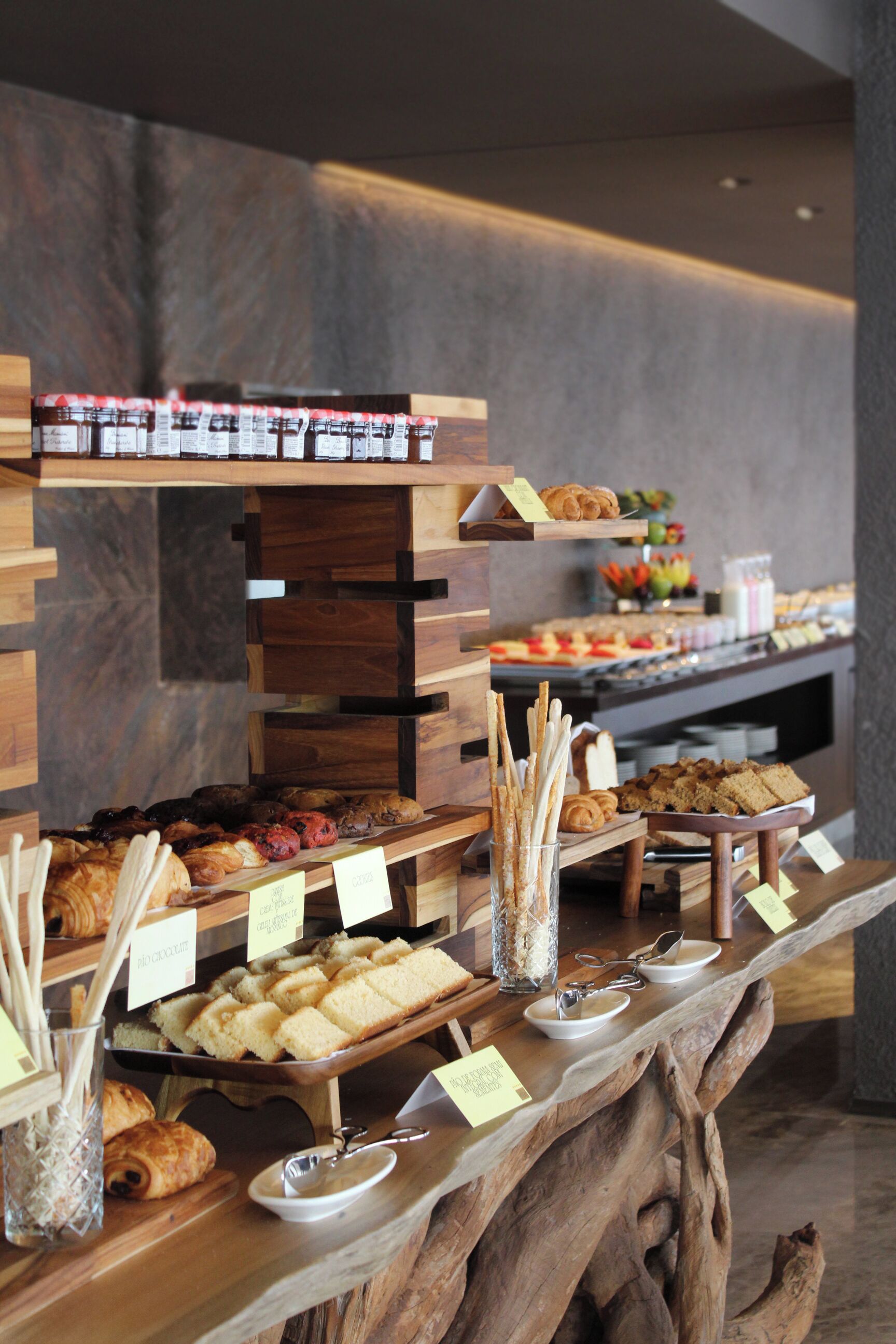 Un buffet con diversi cibi ed etichette.