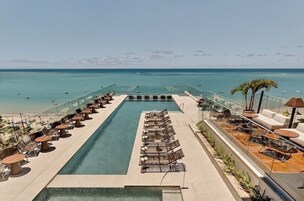 Piscina interna, piscina externa, espreguiçadeiras