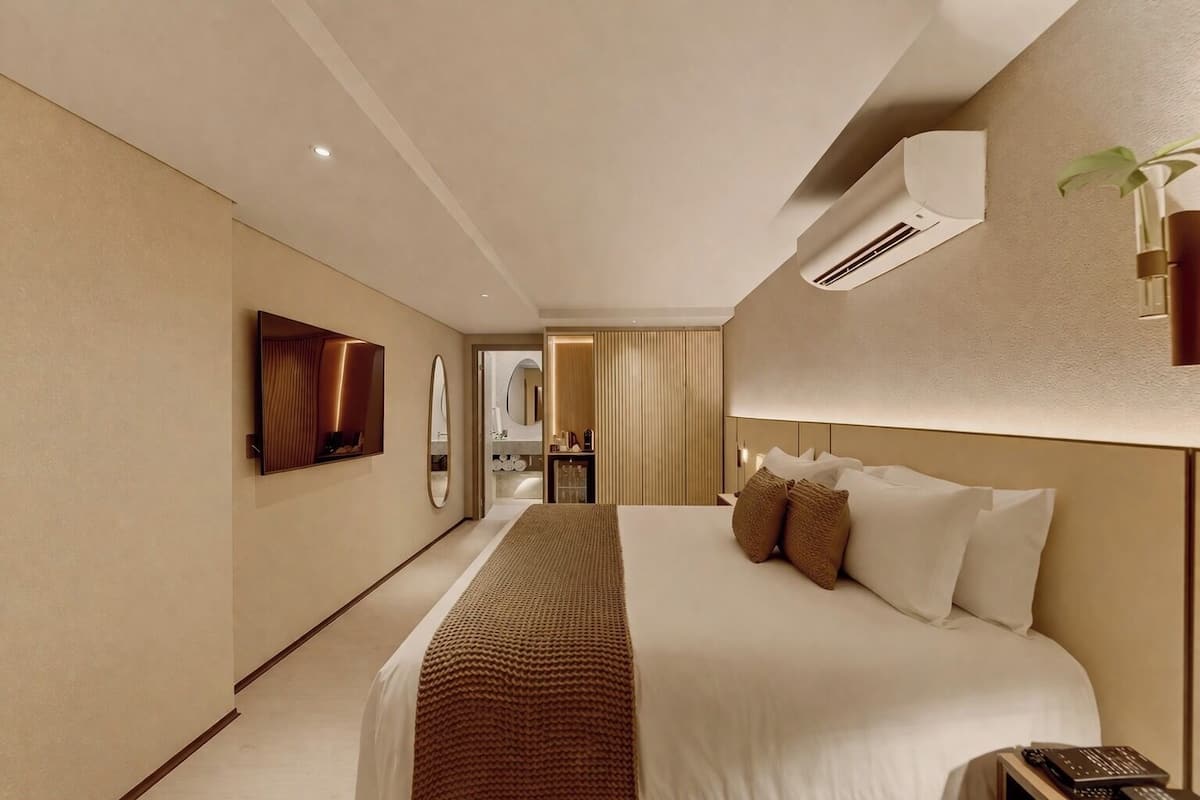 Standard Room | Egyptian cotton sheets, premium bedding, pillowtop beds, in-room safe