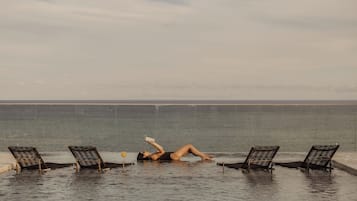 Piscina interna, piscina externa, espreguiçadeiras