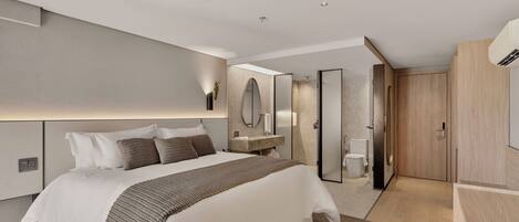 Cofres nos quartos, espaço de trabalho para notebook, cortinas blackout